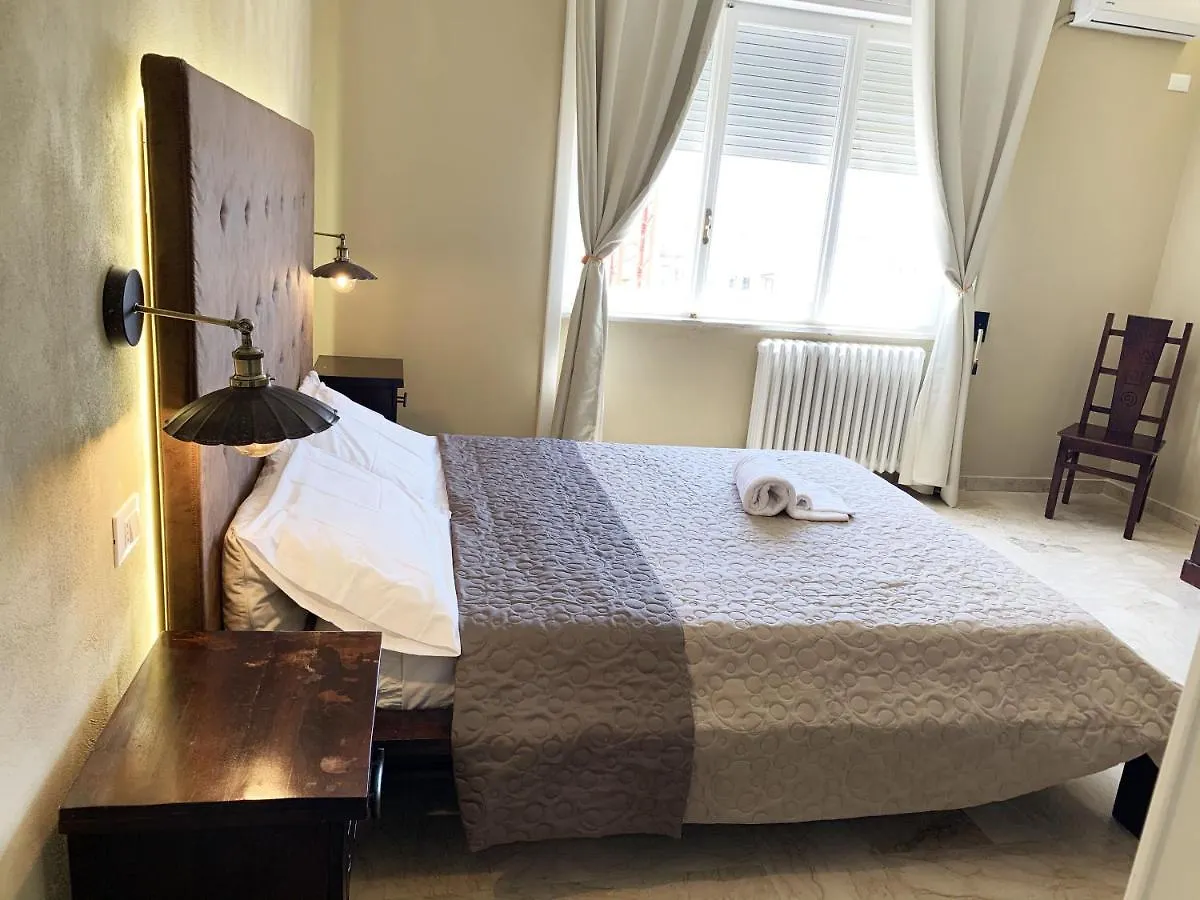 L'Attico Di Piazza Mazzini Rooms Lecce 2*,