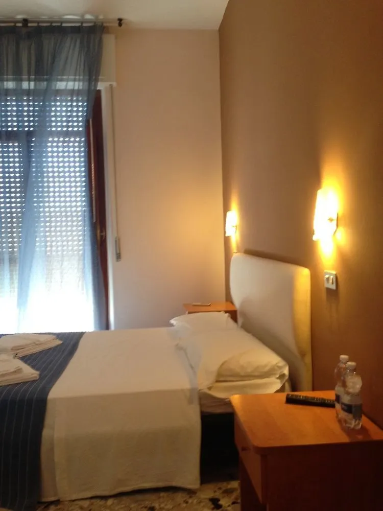 Alojamento de Acomodação e Pequeno-almoço L'Attico Di Piazza Mazzini Rooms Lecce